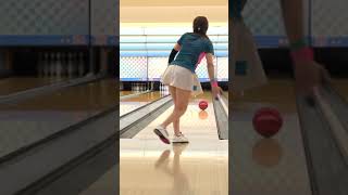 ボーリングお姉さんのパンチラ