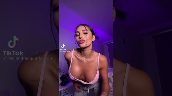 くびれ美人の屈み胸チラ