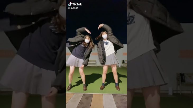 ミニスカJKのスカートが浮いてパンチラしちゃうwww えちすぎた 同級生抜きまくり シコシコ動画 見えちゃう tiktok 撮影中