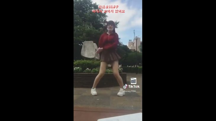 踊りに夢中でパンチラに気づかない放送事故！エロい抜ける女の子とエッチな動画TikTokJKJC