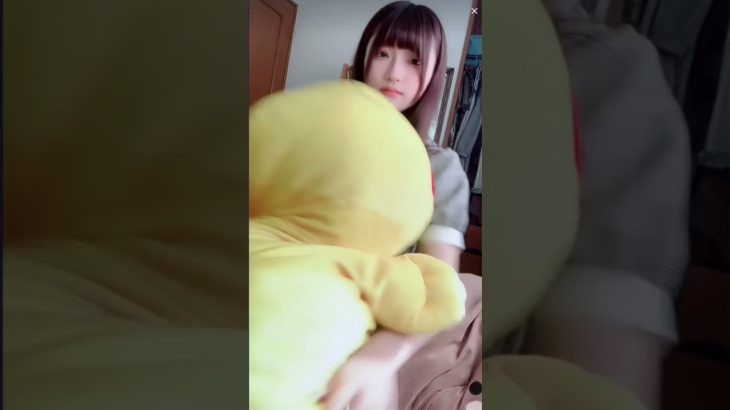 パンチラからの胸ちらW配信！よく見ると乳首も