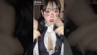 猫が暴れてる【巨乳】