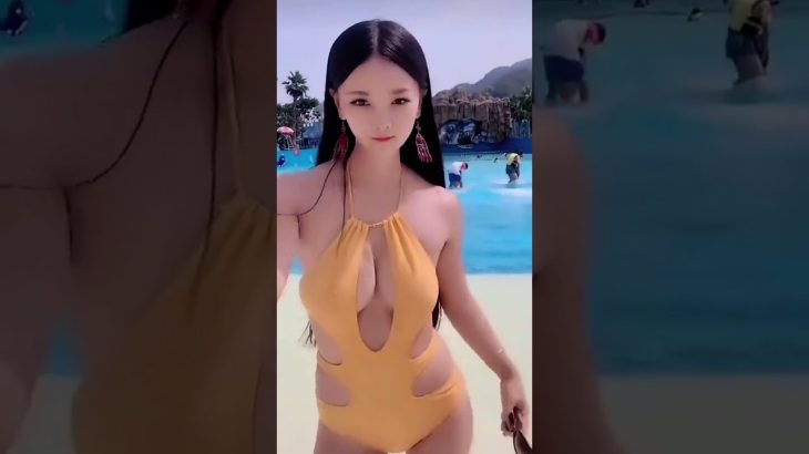 巨乳波霸泳池比基尼美女