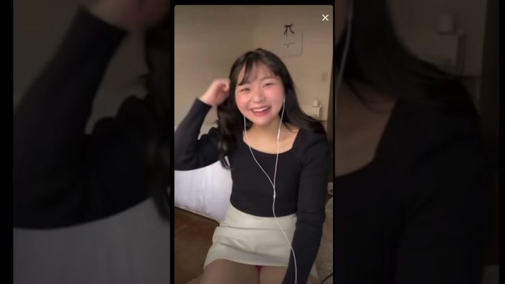 [パンチラ] ミニスカ女子がパンチラ　ピンクのパンツ丸見えw