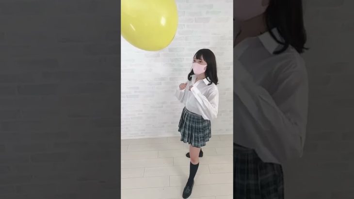 JKがパンチラしてる…風船キックチャレンジ！#shorts
